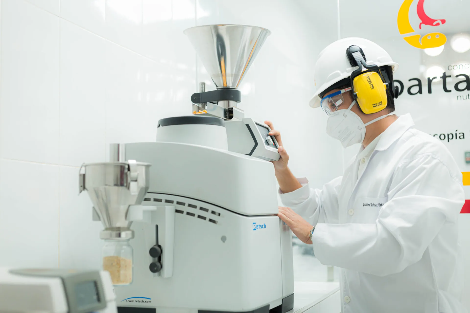 Análisis de calidad del alimento en el laboratorio de la planta