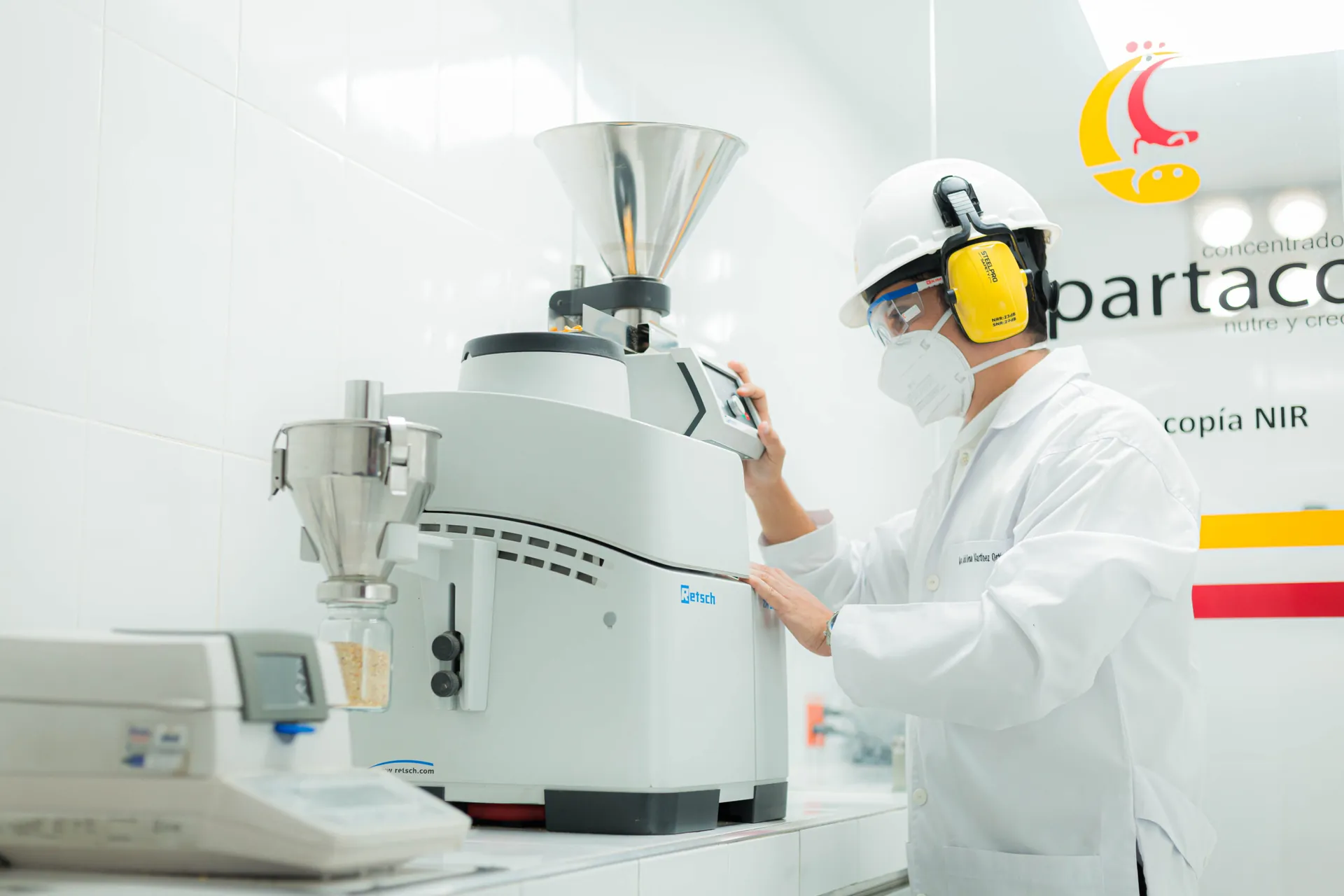 Análisis de calidad del alimento en el laboratorio de la planta