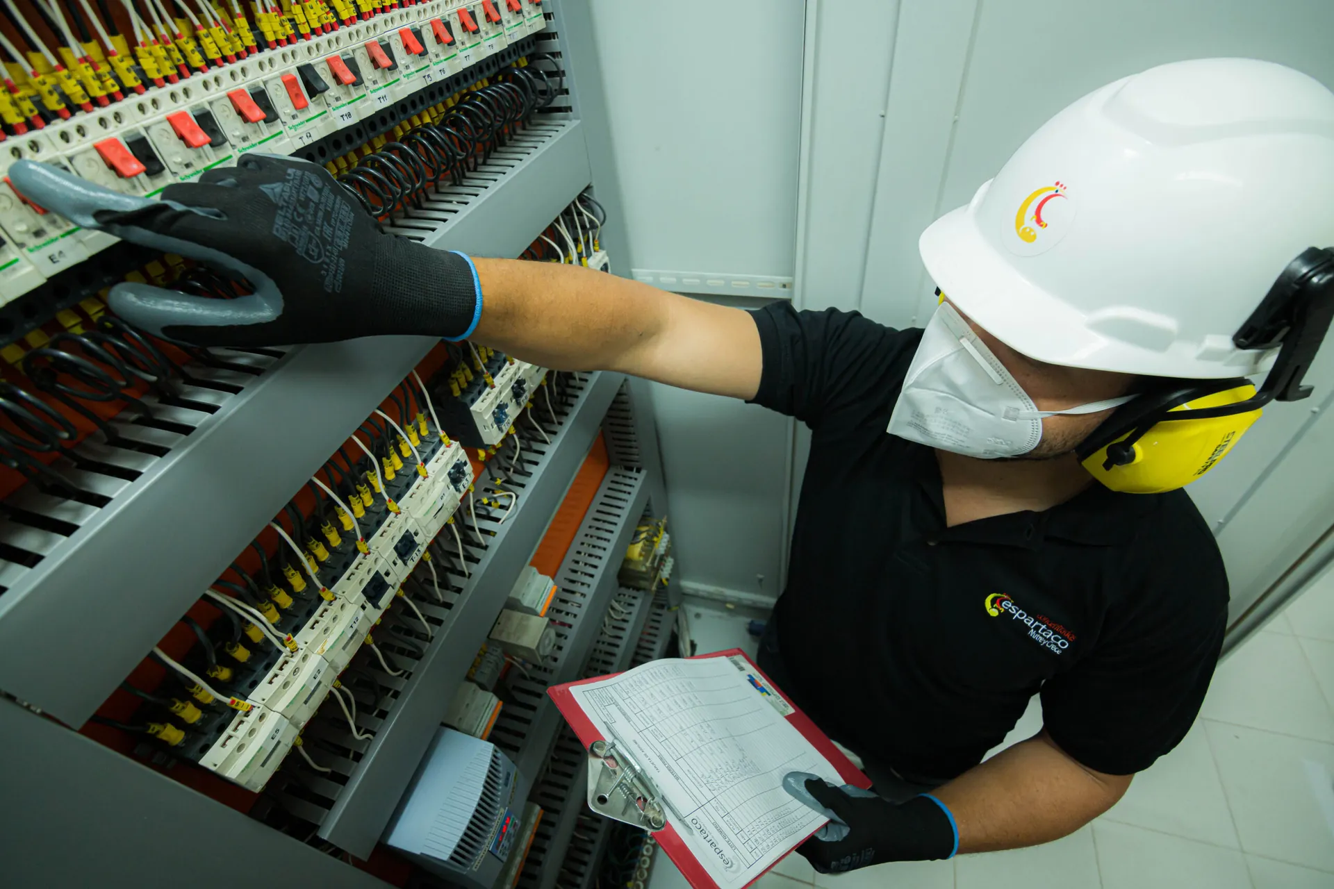 Operario revisando el tablero de control de la planta