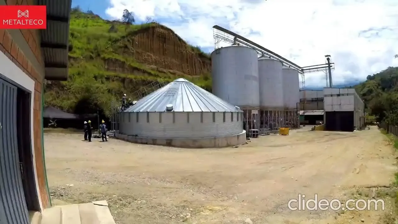 Silos de almacenamiento de grano en la planta de Concentrados Espartaco